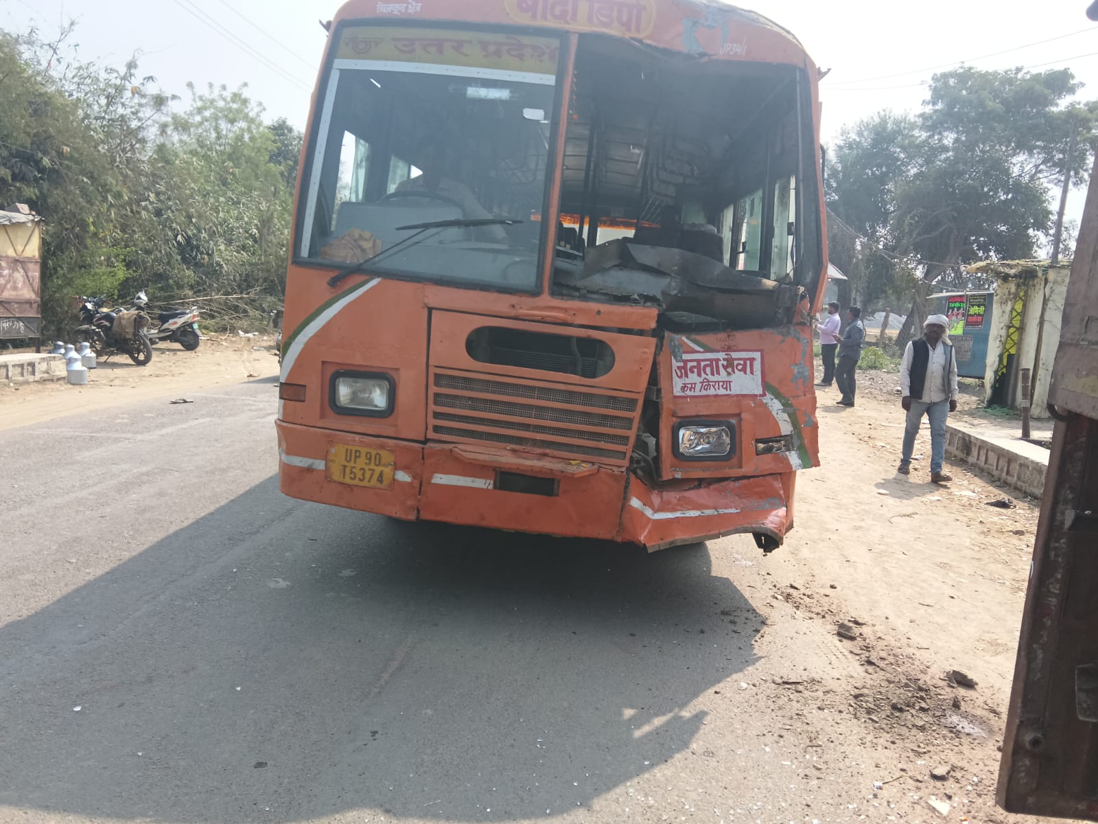 बांदा में रोडवेज बस और ट्रक की टक्कर, बाइक सवार व एक रोडवेज बस यात्री गंभीर रूप से घायल