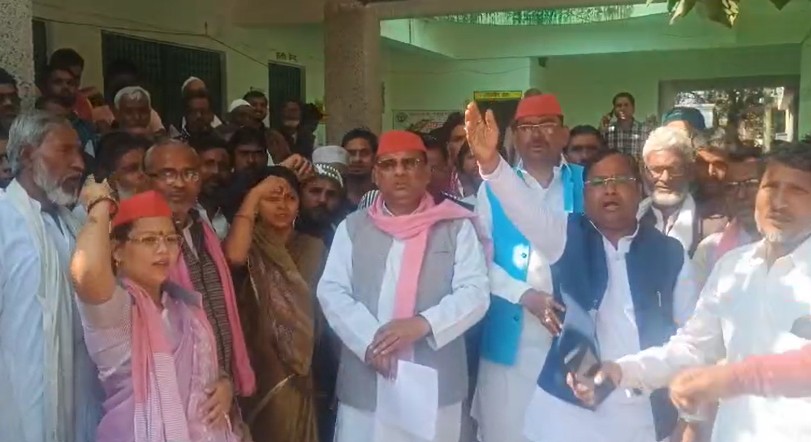 बांदा में मुस्लिम समाज के लोगों का नाम काटने को लेकर समाजवादी पार्टी ने किया प्रदर्शन