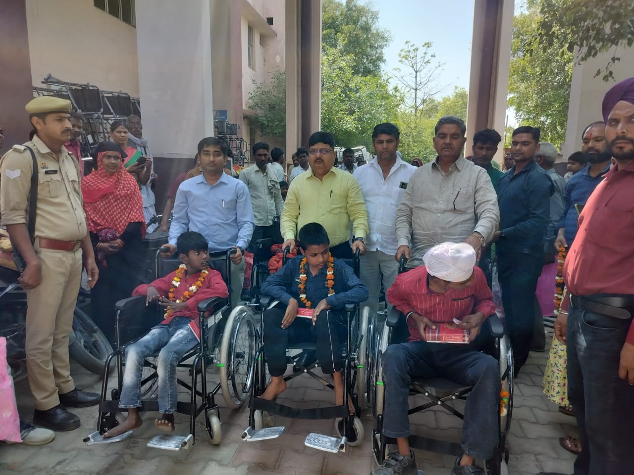 कासगंज :मुख्य विकास अधिकारी की अध्यक्षता में दिव्यांग जनों में साइकिल वितरण
