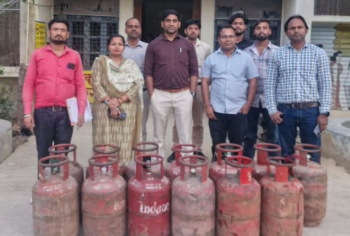 फर्रुखाबाद में पूर्ति विभाग की बड़ी कार्रवाई, 13 घरेलू गैस सिलेंडर जब्त।
