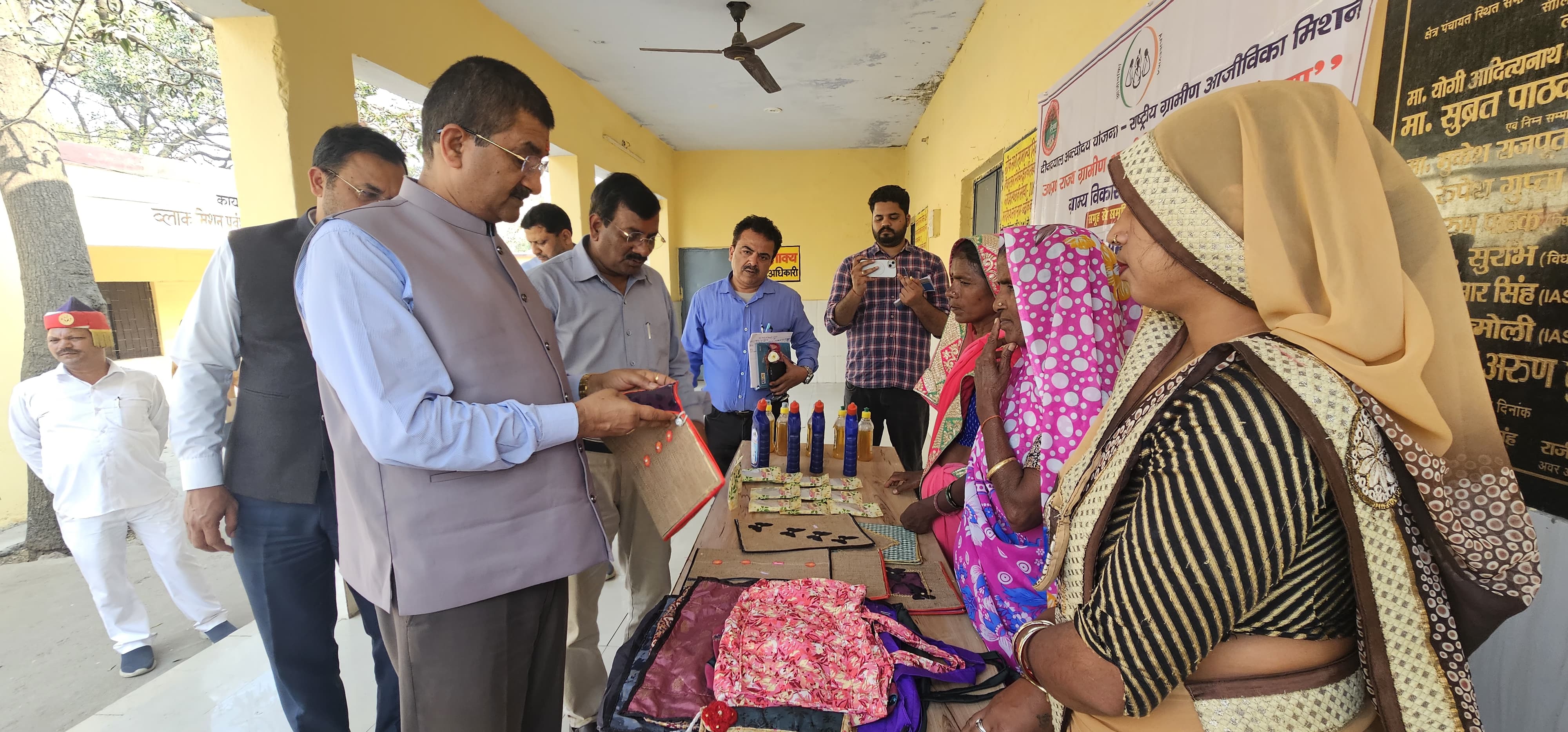 फर्रुखाबाद: जिलाधिकारी आशुतोष कुमार द्विवेदी ने कायमगंज विकासखंड का किया औचक निरीक्षण, योजनाओं की प्रगति की ली समीक्षा