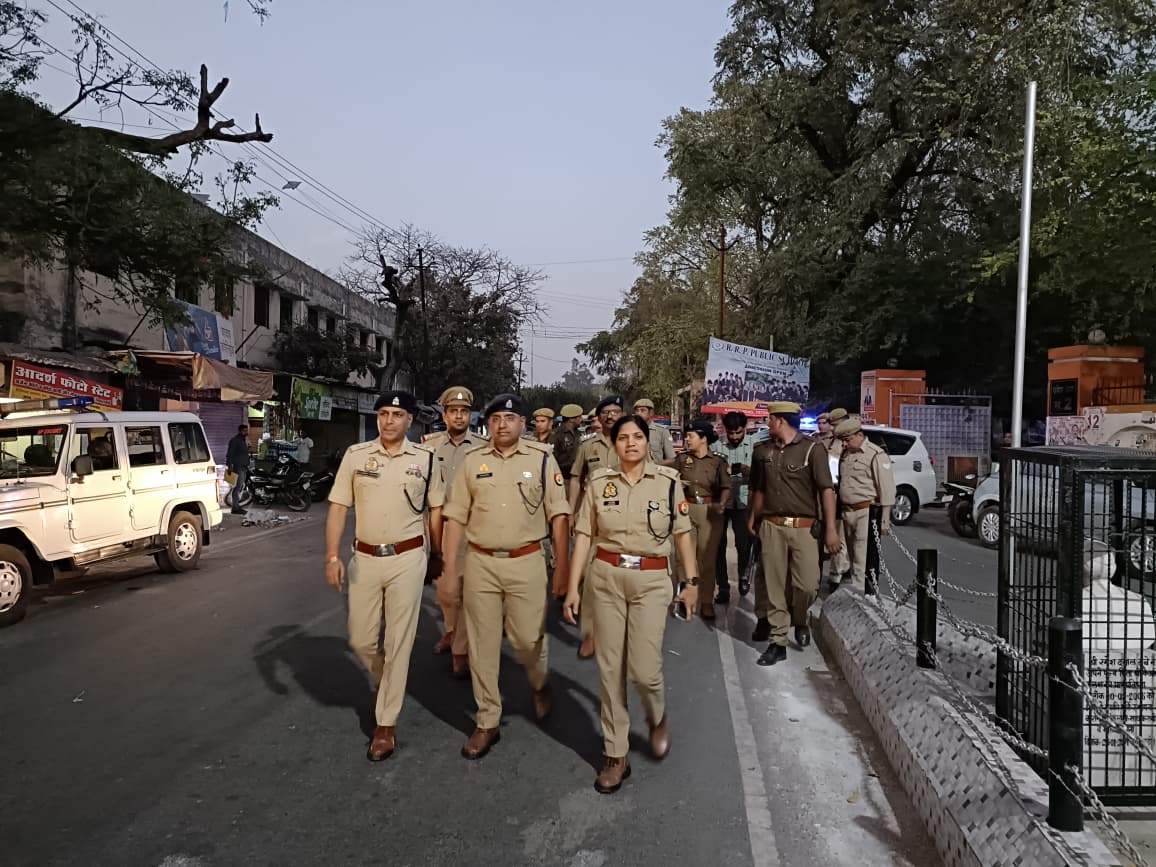फर्रुखाबाद: आगामी परीक्षा को लेकर पुलिस सतर्क, एसपी आरती सिंह ने फतेहगढ़ में किया पैदल गश्त
