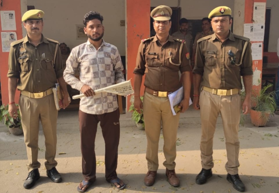 फर्रुखाबाद:दहेज हत्या मामले में पति गिरफ्तार, पुलिस ने आलाकत्ल टकोरा किया बरामद