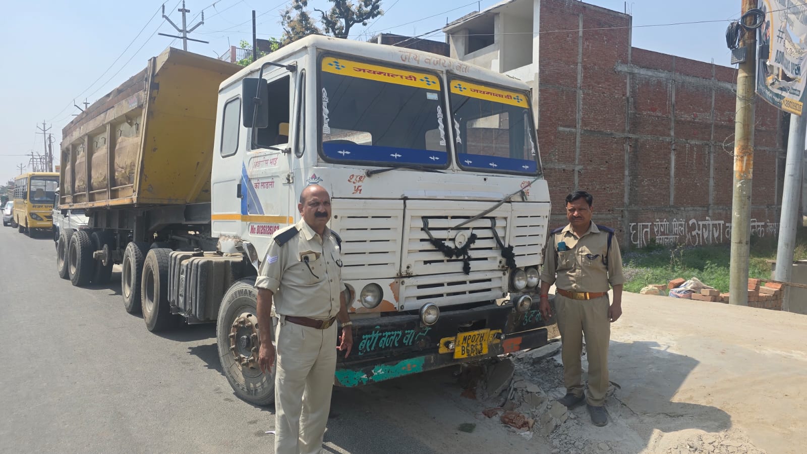 फर्रुखाबाद: ओवरलोडिंग और बकाया कर पर एआरटीओ की सख्त कार्रवाई, 9 ट्रक किए सीज
