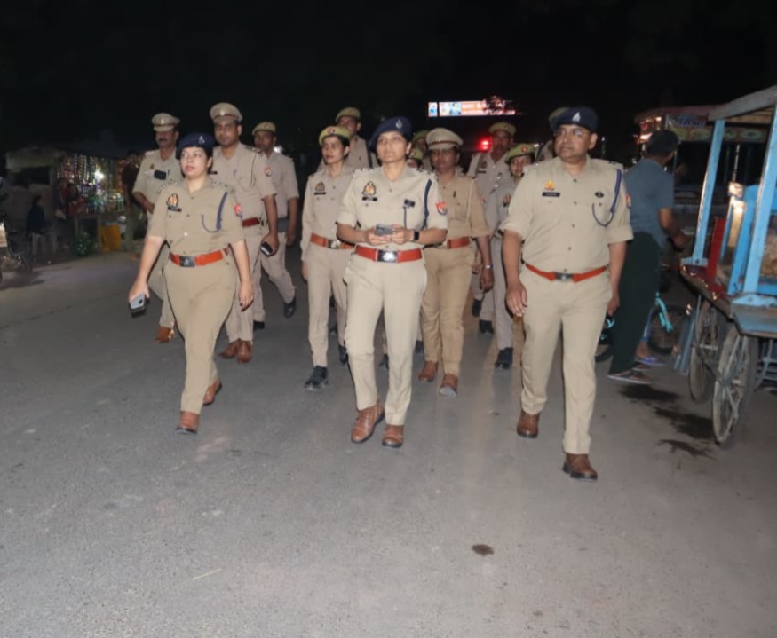 फर्रुखाबाद: त्योहारों से पहले फतेहगढ़ में पुलिस का सख्त पहरा, एसपी ने किया पैदल गश्त