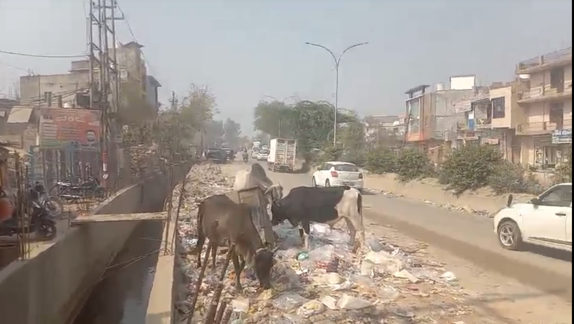 ग्रेटर नोएडा के कुलेसरा गांव में खुले नाले और कूड़े के ढेर से बढ़ी परेशानी, हादसे का खतरा।