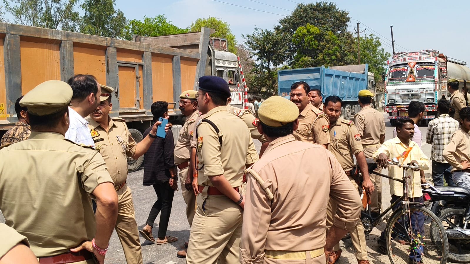 बांदा में एक तेज रफ्तार ट्रक की टक्कर से 16 वर्षीय स्कूली छात्र की मौके पर ही मौत हुई