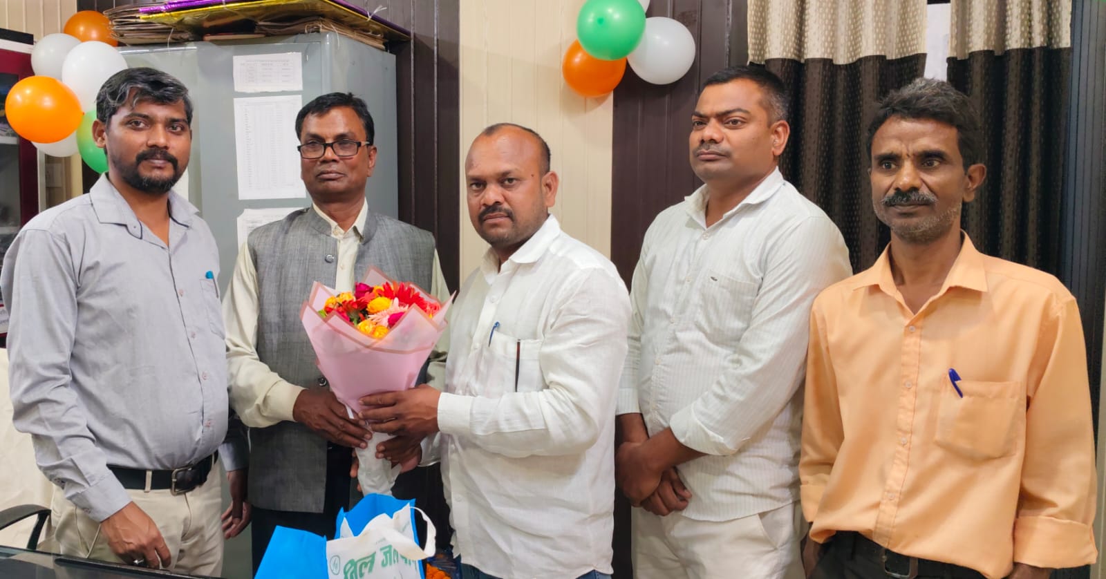 जौनपुर :राजस्व निरीक्षक के सेवानिवृत होने पर अंगवस्त्र और पुष्प देकर दी गई विदाई