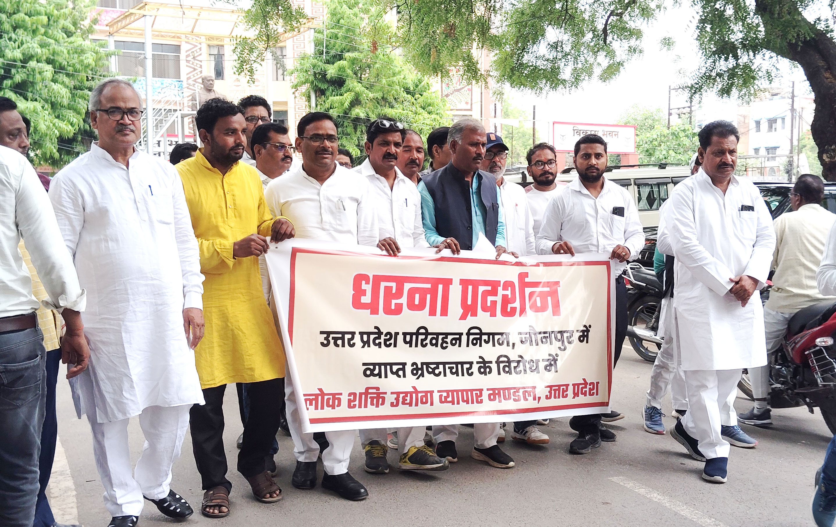 जौनपुर :ड्राइविंग लाइसेंस आवेदकों से दलालों के माध्यम से वसूली जा रही मोटी रकम: श्रवण जायसवाल