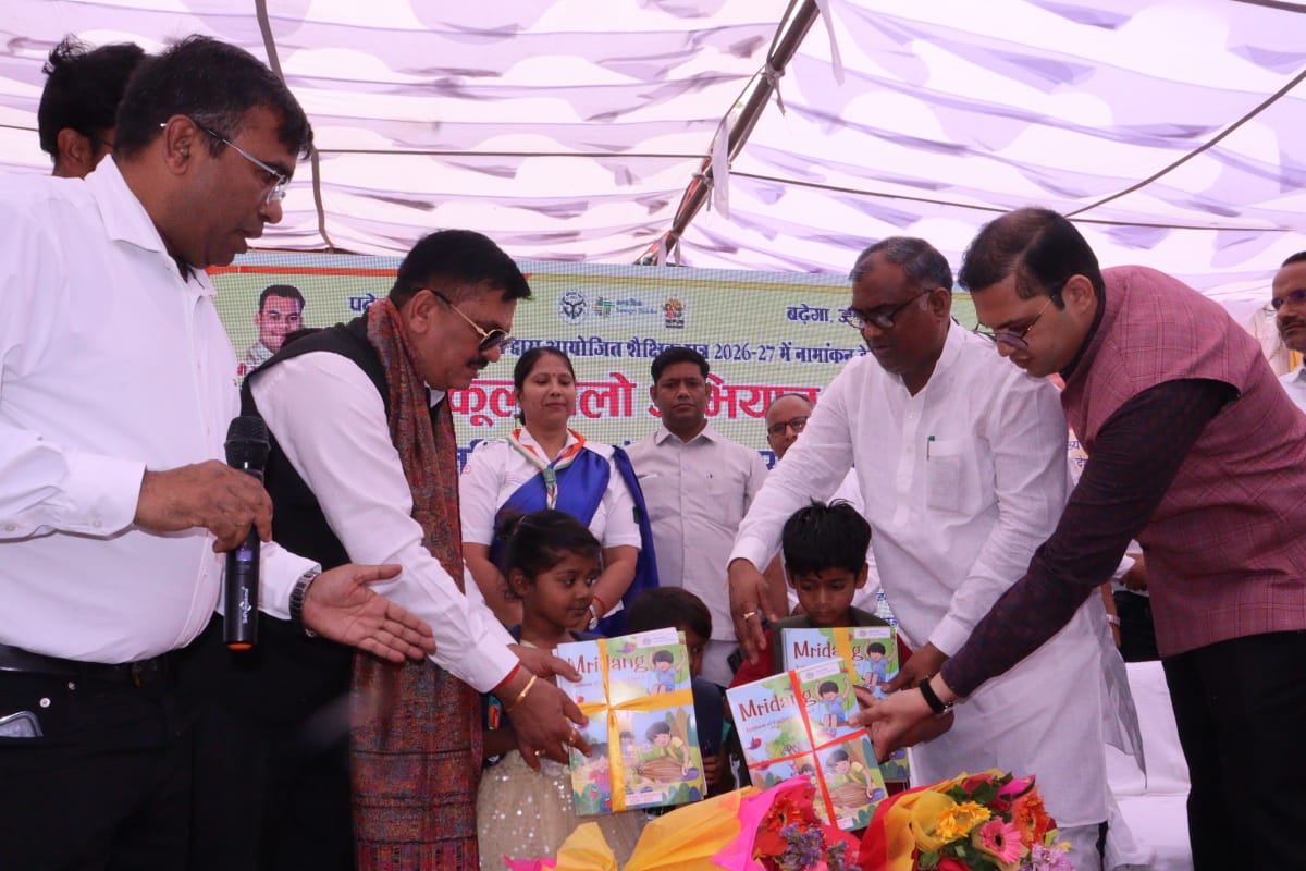 जौनपुर :स्कूल चलो अभियान का शुभारंभ, रैली के माध्यम से शत प्रतिशत नामांकन हेतु किया गया जागरूक