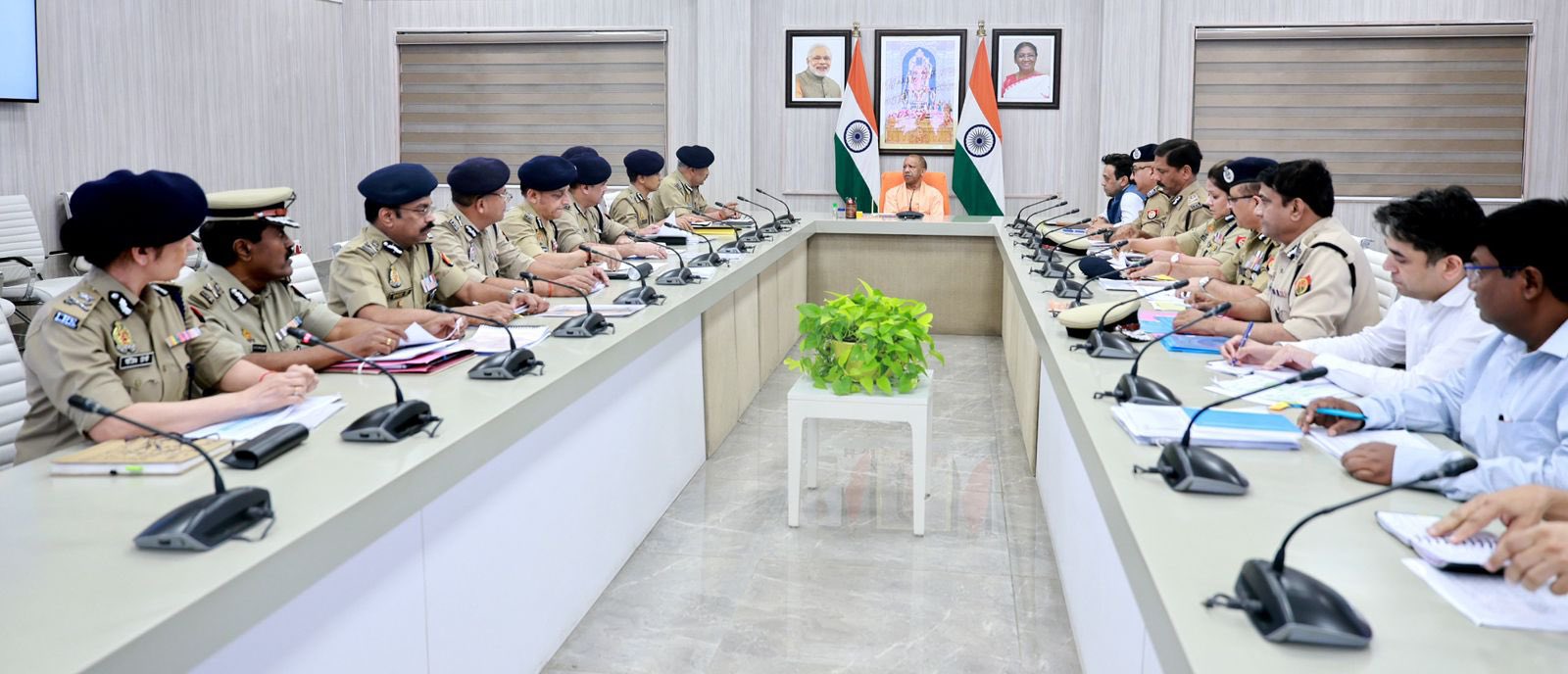 लखनऊ: यूपी पुलिस में 81 हजार से अधिक भर्तियां होंगी, सीएम योगी आदित्यनाथ के सख्त निर्देश—कानून-व्यवस्था और साइबर सुरक्षा पर जोर