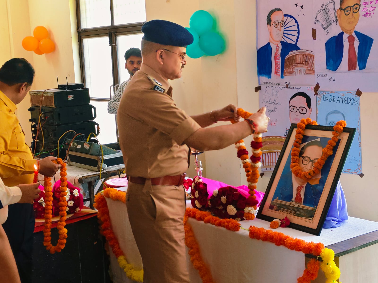 कासगंज : विकास भवन के स्वामी विवेकानंद सभागार में मनाई गई बाबा साहब की जयंती