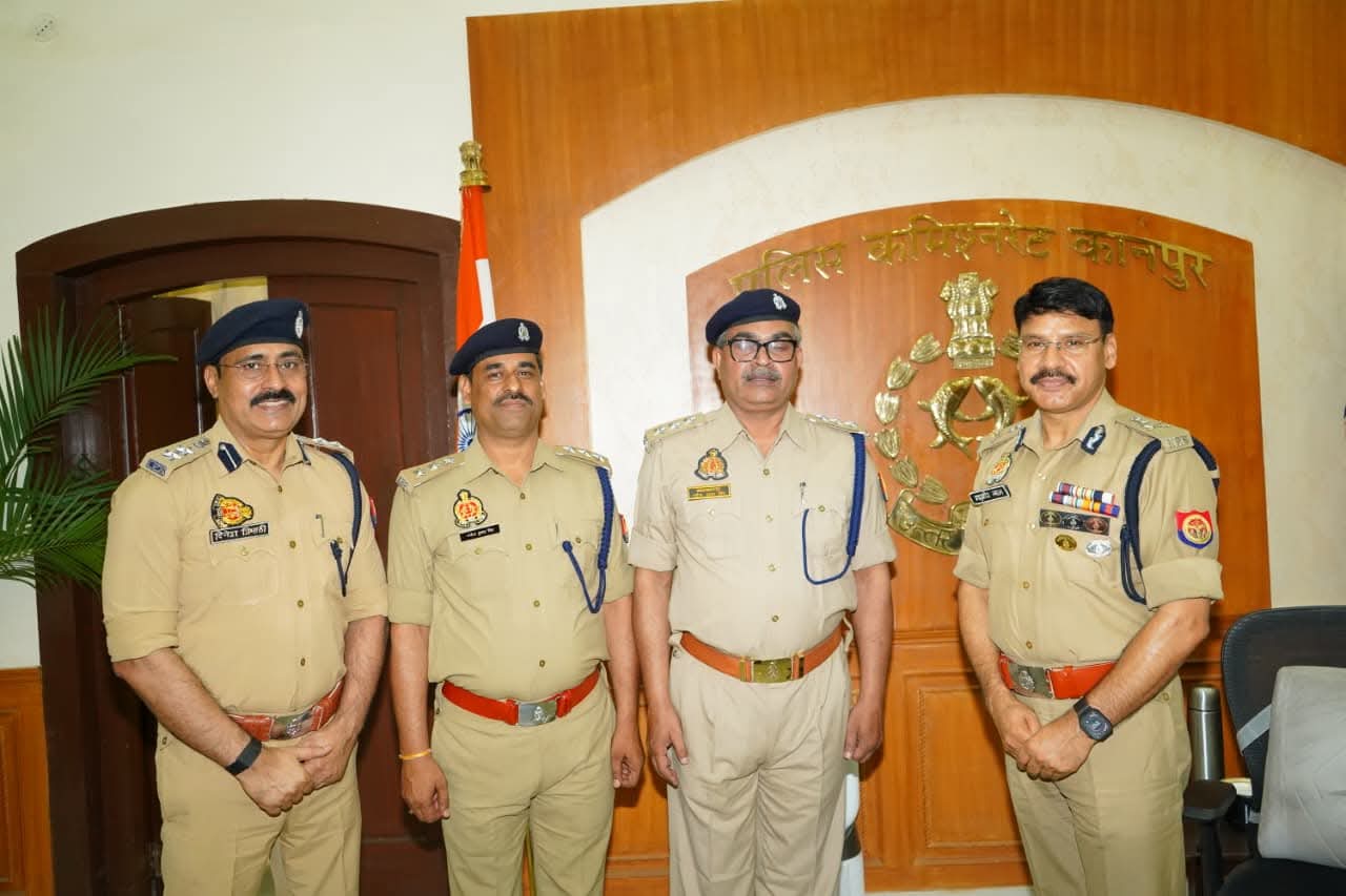 कानपुर: कमिश्नरेट कानपुर में तीन निरीक्षकों का एसीपी पद पर प्रमोशन, पिपिंग सेरेमनी में किया गया सम्मानित