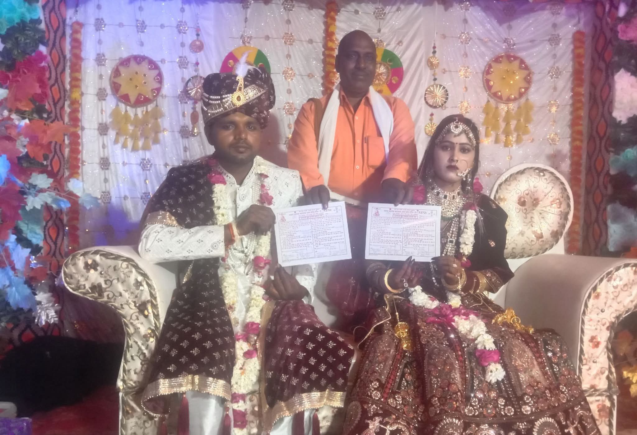 फर्रुखाबाद: बौद्ध रीति से सम्पन्न हुआ विवाह, नवदंपति को प्रदान किया गया प्रमाण पत्र