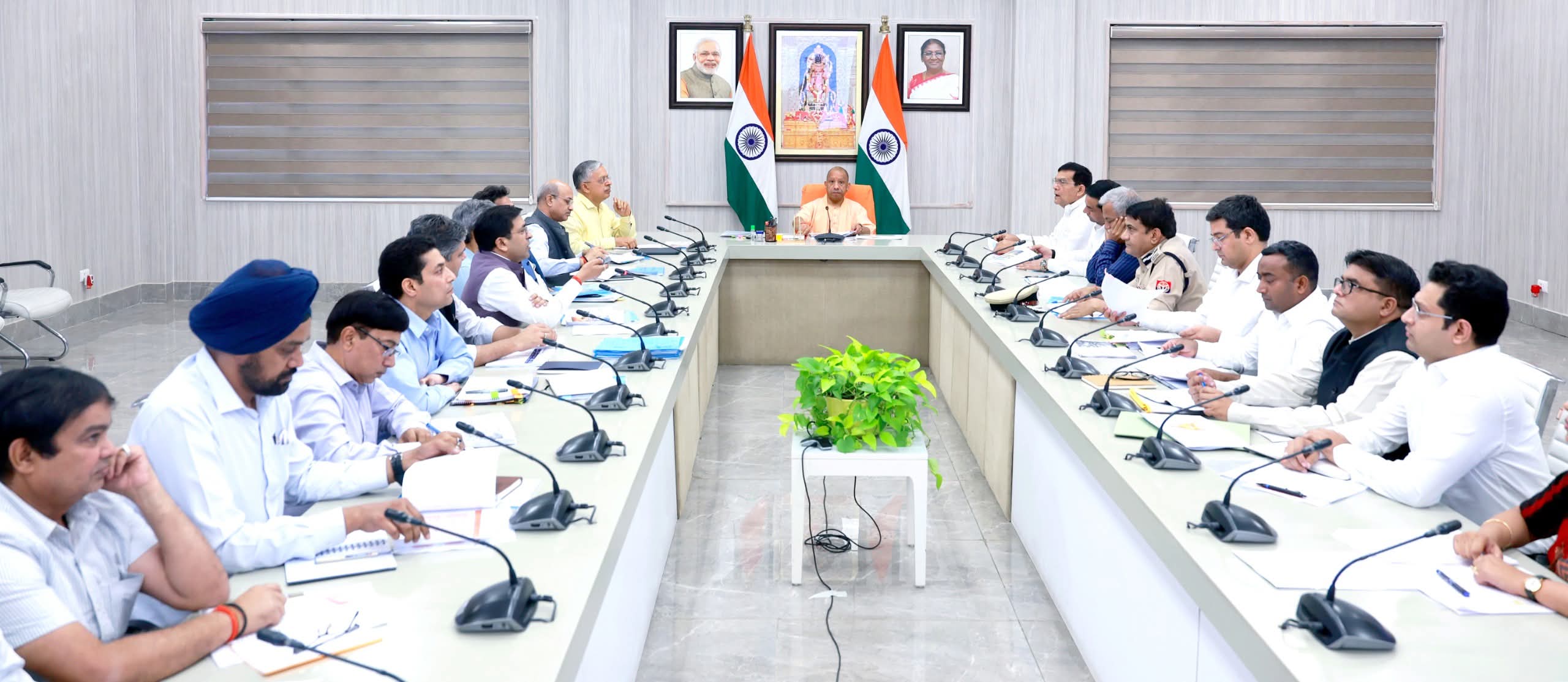 लखनऊ में ऊर्जा विभाग की समीक्षा, स्मार्ट मीटर शिकायतों की होगी गहन जांच: मुख्यमंत्री योगी आदित्यनाथ