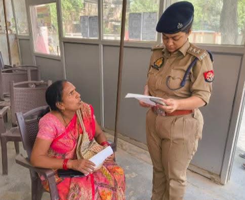 फर्रुखाबाद में संवेदनशील पुलिसिंग की मिसाल, क्षेत्राधिकारी ऐश्वर्या उपाध्याय ने बुजुर्ग महिला की सुनी फरियाद