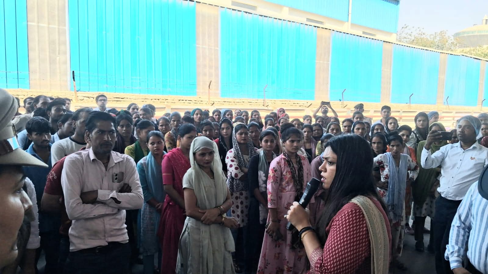 ग्रेटर नोएडा: श्रमिकों की समस्याओं पर जिलाधिकारी मेघा रूपम का संवाद, शीघ्र समाधान का आश्वासन