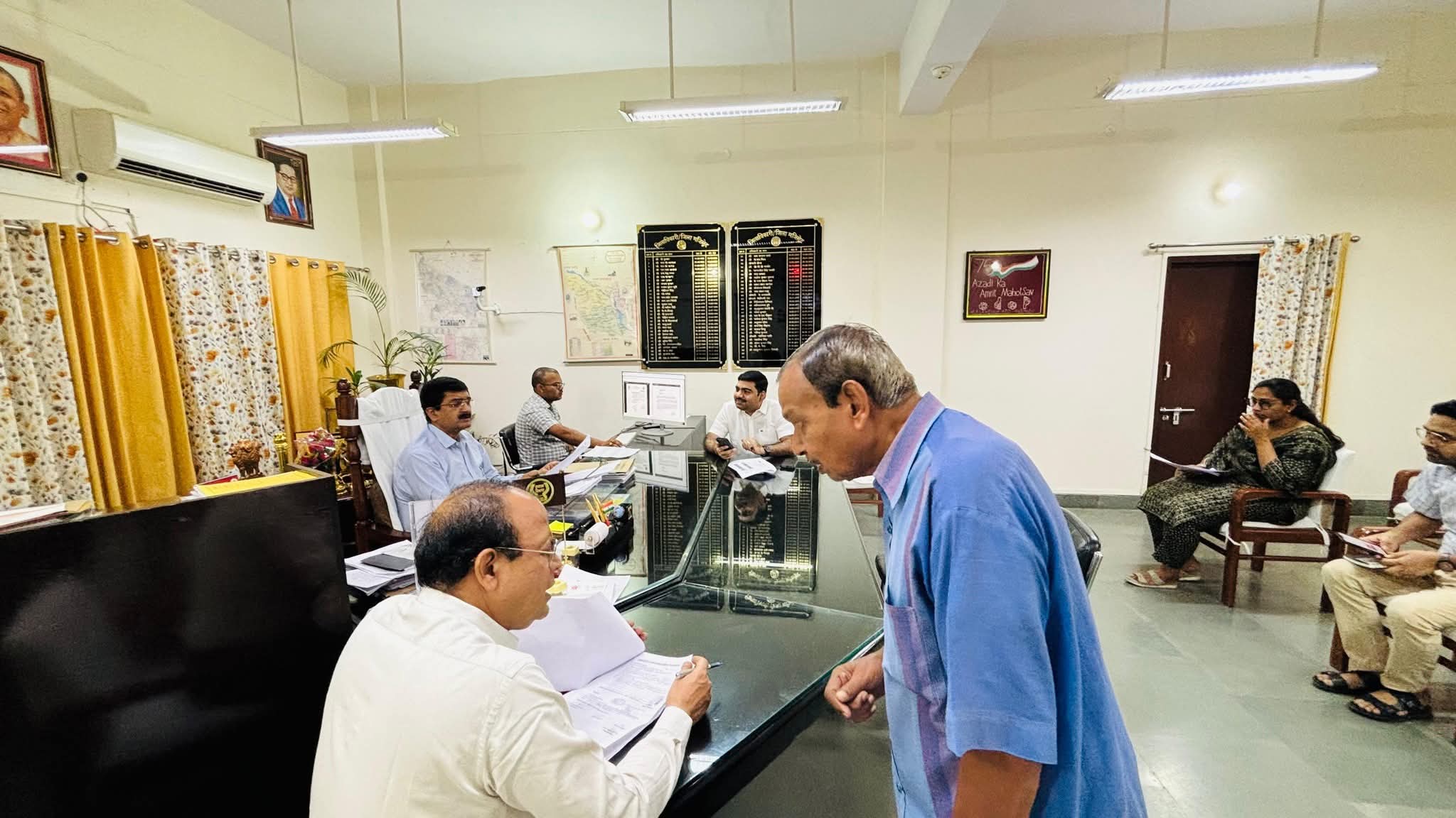 फर्रुखाबाद: कलेक्ट्रेट में जनसुनवाई, जिलाधिकारी ने सुनीं समस्याएं—समयबद्ध निस्तारण के दिए निर्देश