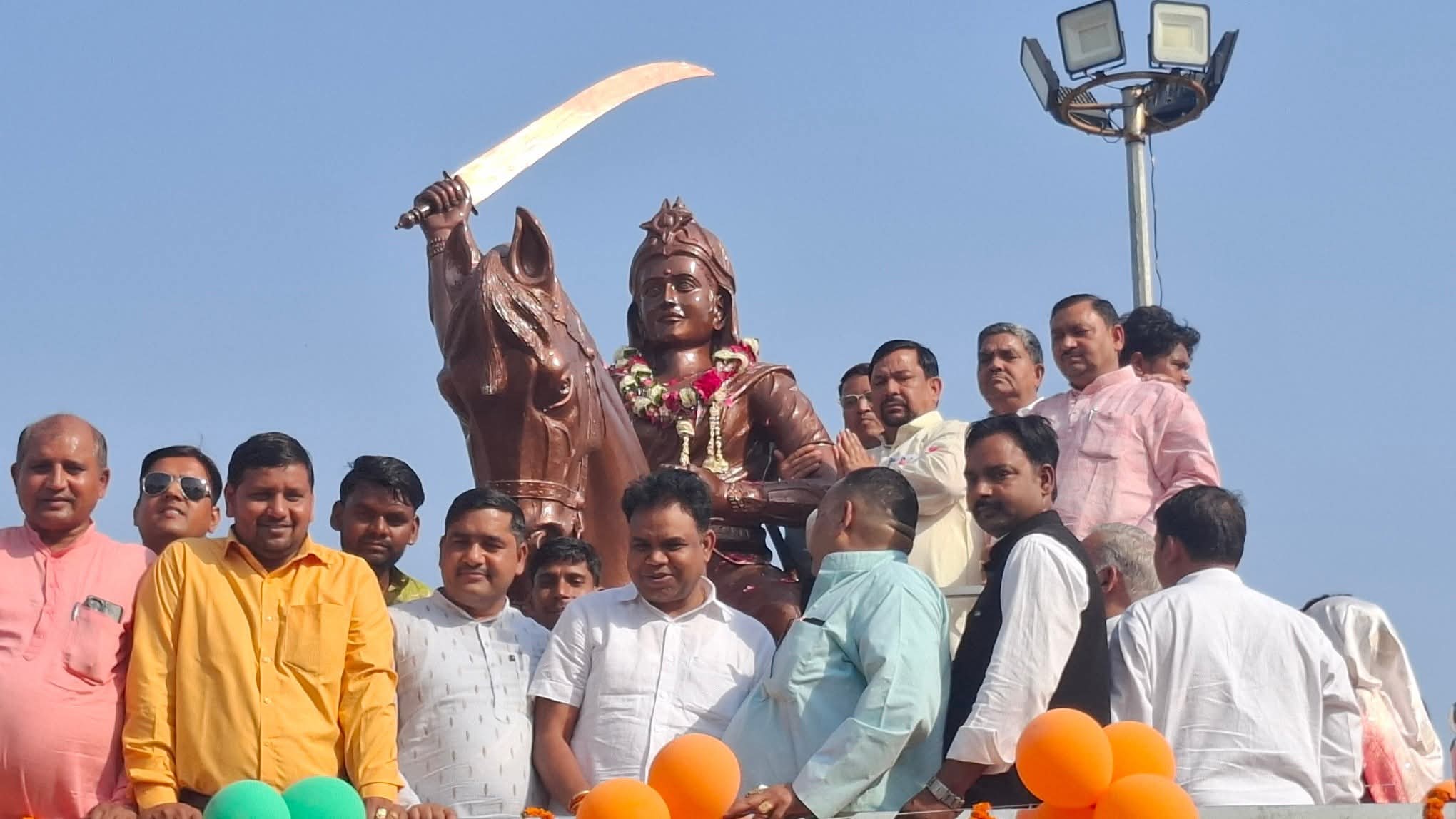 फर्रुखाबाद: वीरांगना रानी अवंतीबाई लोधी की प्रतिमा का अनावरण, सांसद मुकेश राजपूत ने जनसभा को किया संबोधित।