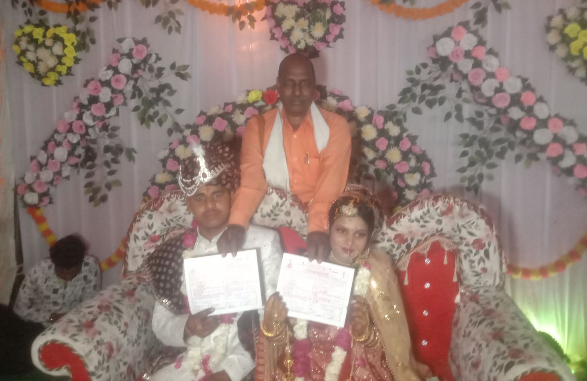 फर्रुखाबाद: बौद्ध रीति से सम्पन्न हुआ विवाह संस्कार, नवदंपति को प्रमाण पत्र प्रदान