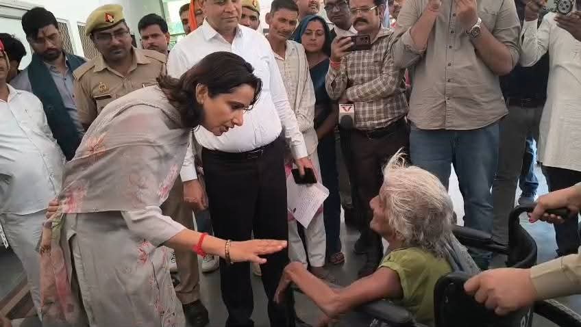 फर्रुखाबाद में इंसानियत की मिसाल—डीएम डॉ. अंकुर लाठर ने व्हीलचेयर पर आई बुजुर्ग महिला की सुनी फरियाद, मौके पर कराया समाधान