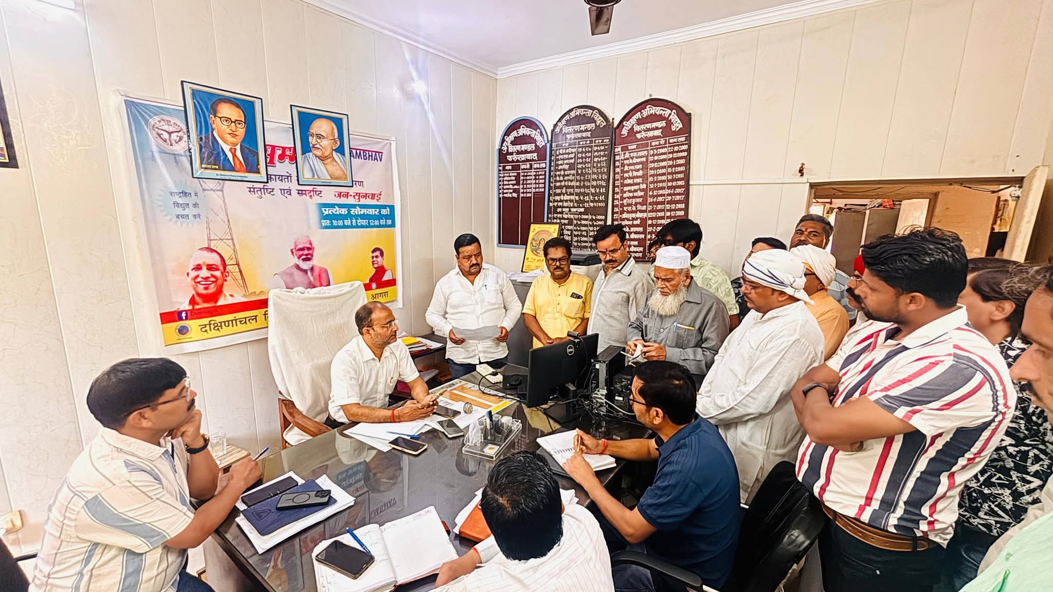 फर्रुखाबाद में प्रीपेड मीटर को लेकर उबाल, बिजली विभाग के खिलाफ जनता का प्रदर्शन