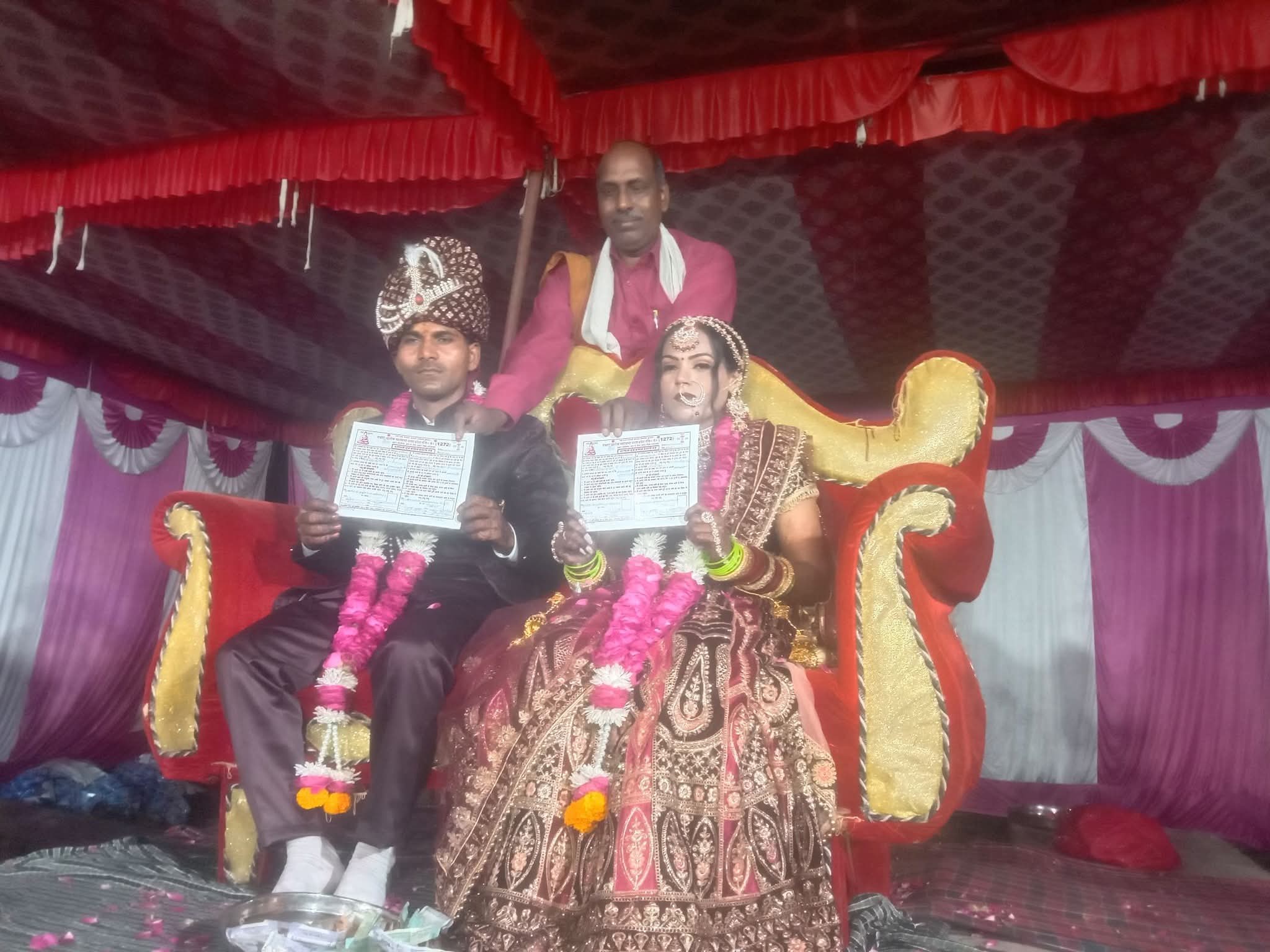 फर्रुखाबाद: बौद्ध रीति से सम्पन्न हुआ वैवाहिक संस्कार, धर्मपाल सिंह बौद्ध ने दिया प्रमाण पत्र