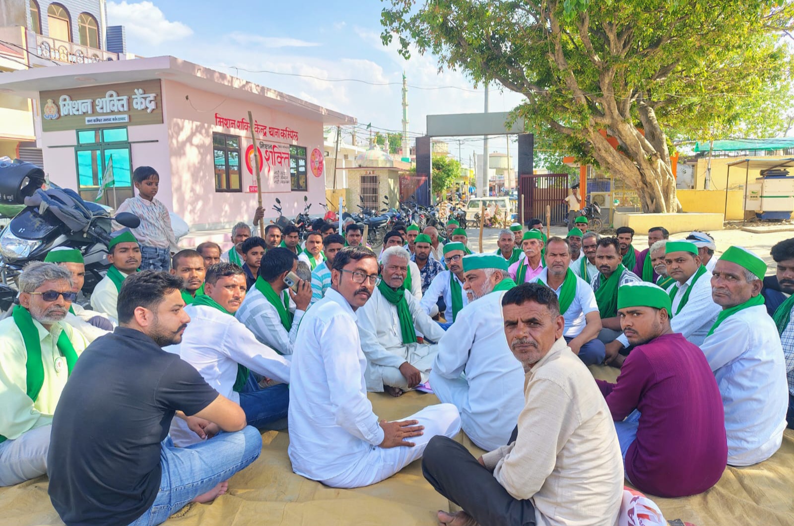 फर्रुखाबाद:कम्पिल थाने का घेराव: किसानों के समर्थन में भाकियू (टिकैत) का धरना प्रदर्शन शुरू