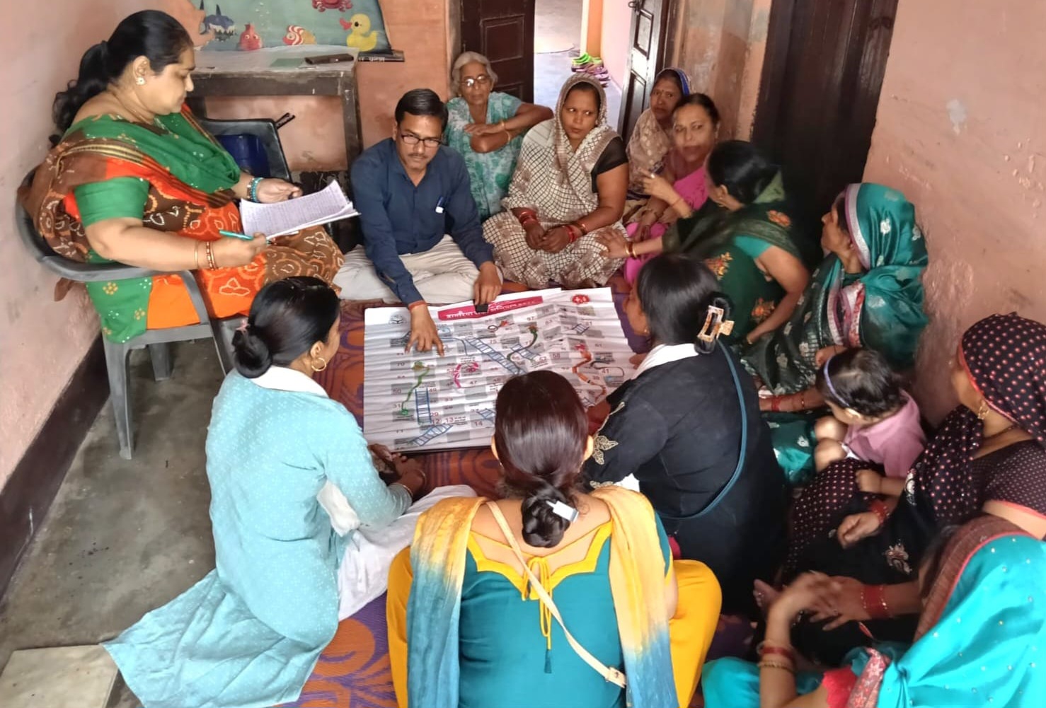 फर्रुखाबाद: सांप-सीढ़ी खेल के जरिए दिया डायरिया से बचाव का संदेश, बच्चों की सेहत पर विशेष जोर