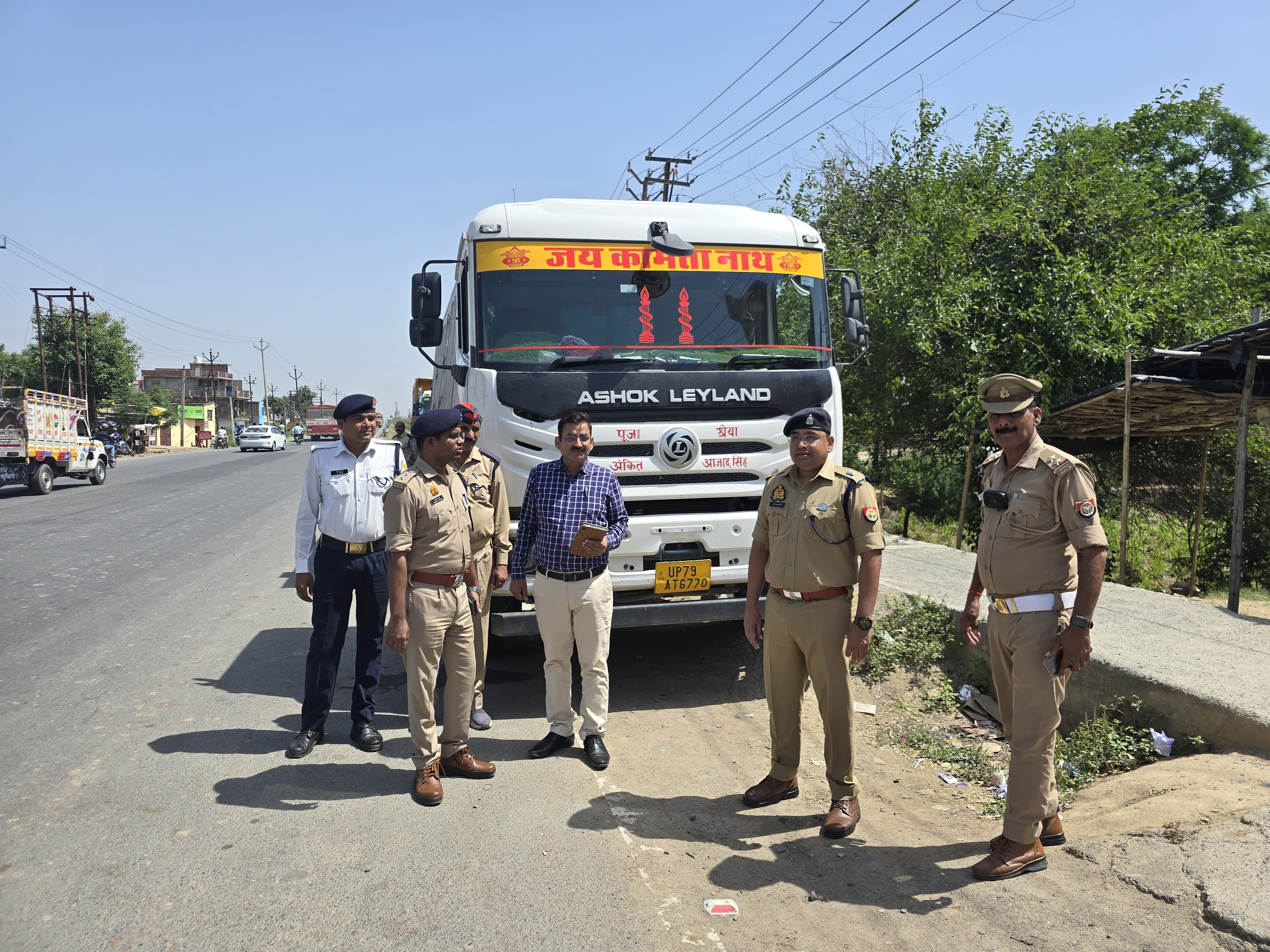 फर्रुखाबाद में ओवरलोड वाहनों पर सख्त कार्रवाई, 3 ट्रक सीज, 1.01 लाख रुपये जुर्माना