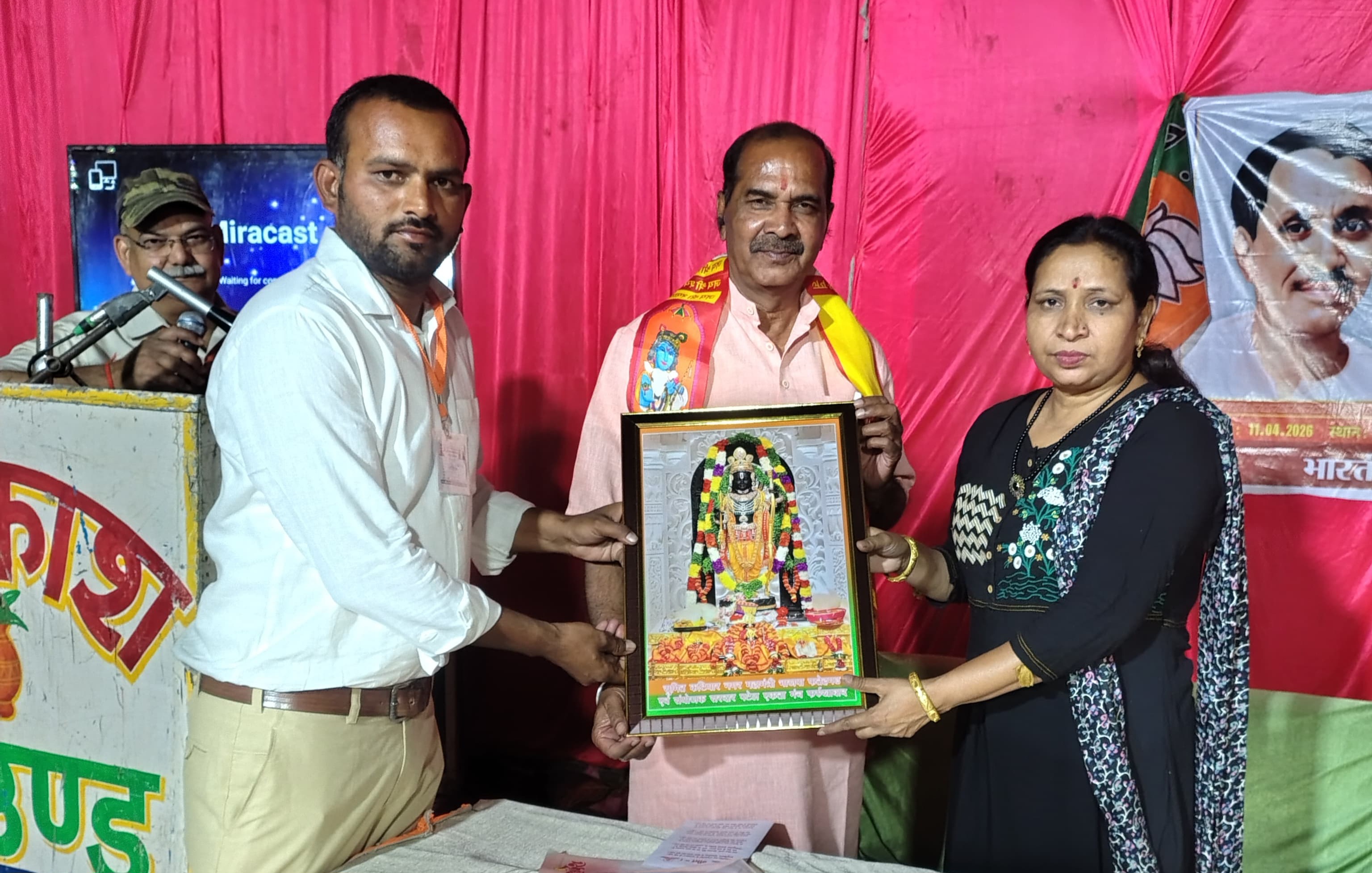 फर्रुखाबाद: ऑपरेशन के बाद भी कार्यक्रम में सक्रिय रहीं रमला राठौर, कार्यकर्ताओं ने किया सम्मानित