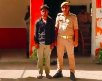 फर्रुखाबाद: नाबालिग युवती को बहला-फुसलाकर भगाने वाला वांछित अभियुक्त कायमगंज पुलिस के हत्थे चढ़ा