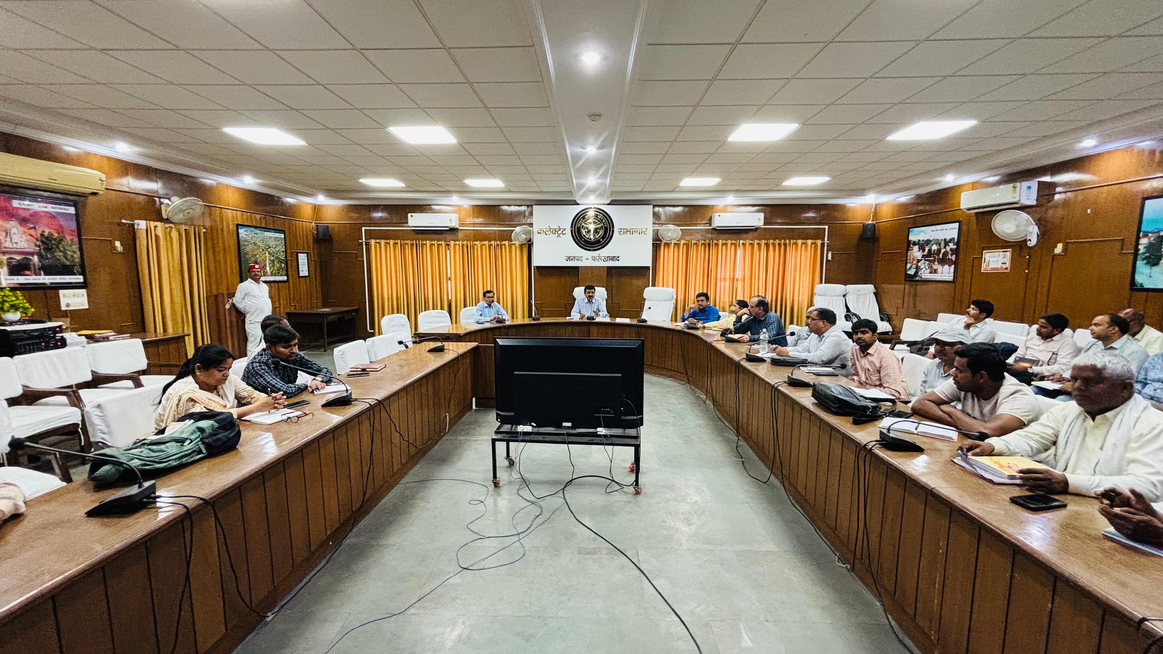 फर्रुखाबाद: MSP पर गेहूं बिक्री के लिए फार्मर रजिस्ट्री अनिवार्य, डीएम ने दिए सख्त निर्देश