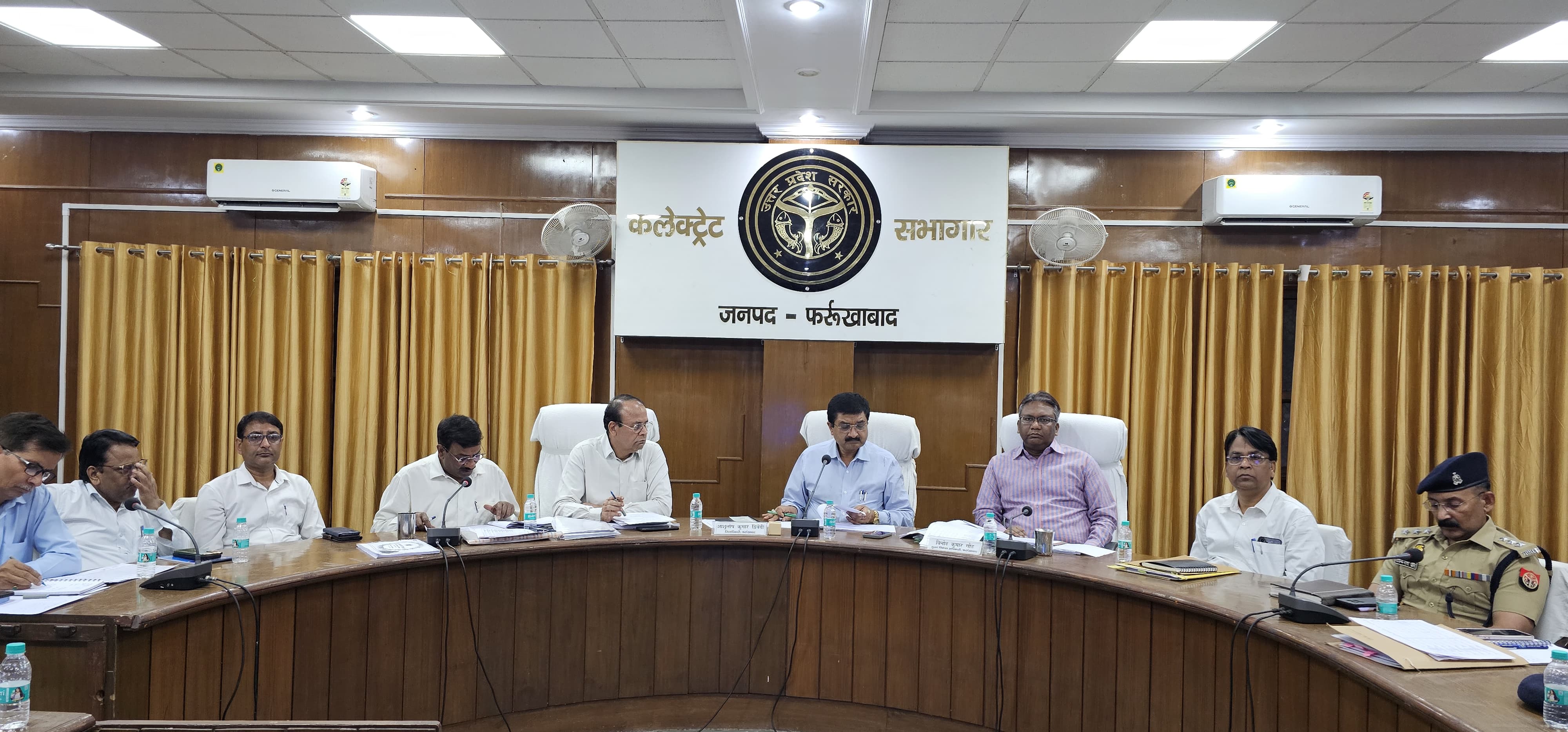 फर्रुखाबाद: 1 करोड़ से अधिक की परियोजनाओं की समीक्षा, 51 कार्य पूर्ण—जिलाधिकारी ने गुणवत्ता व समयबद्धता पर दिया जोर