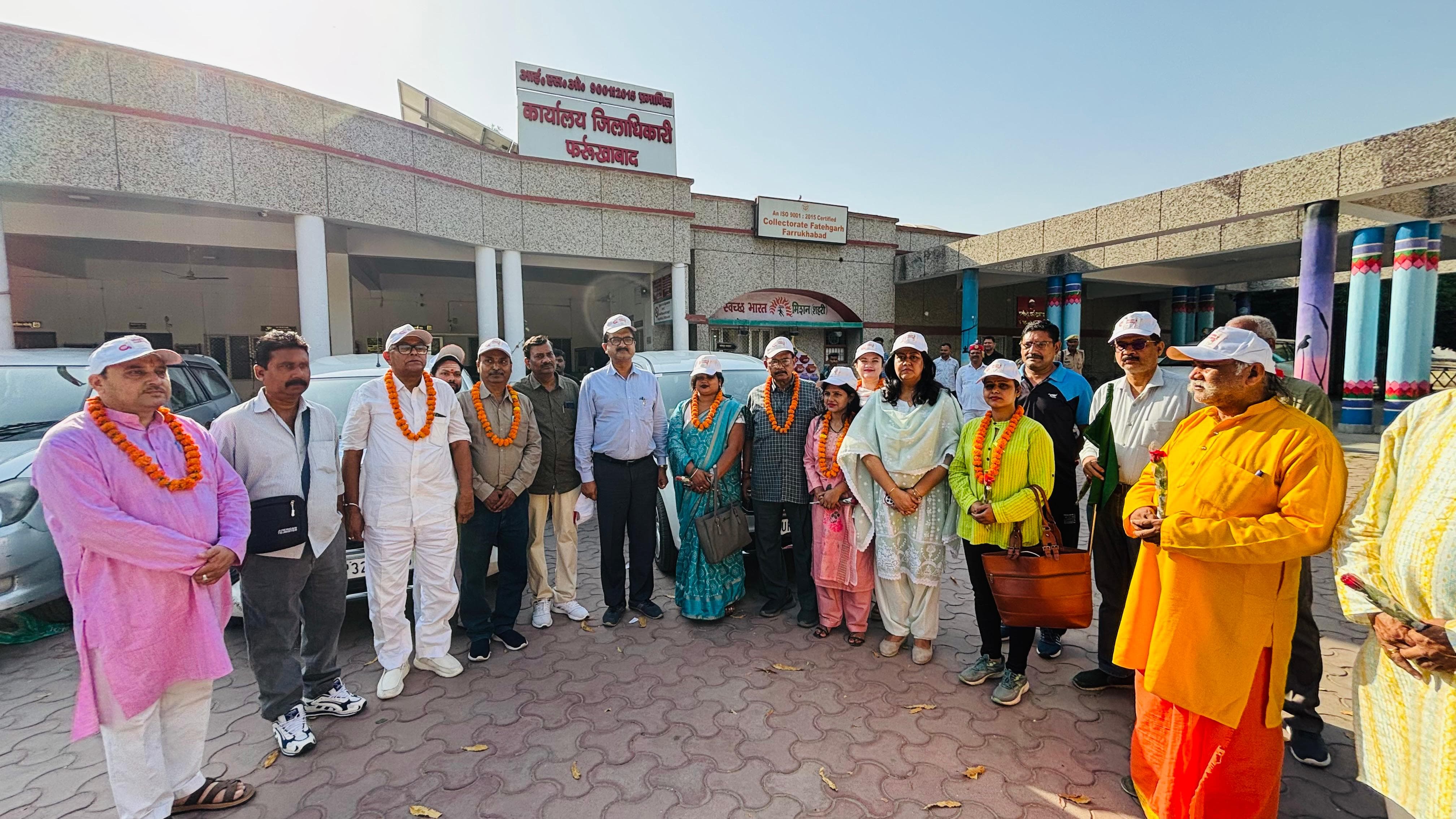 फर्रुखाबाद से ‘सोमनाथ स्वाभिमान पर्व यात्रा’ के लिए 10 श्रद्धालुओं का दल रवाना, डीएम ने दी शुभकामनाएं
