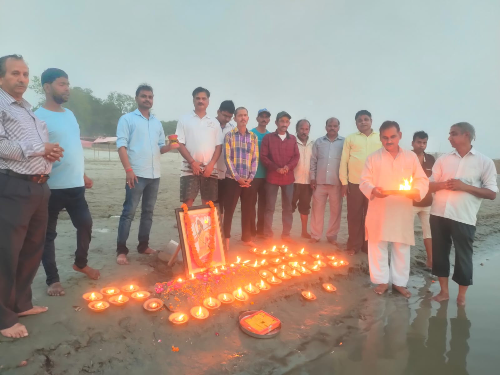 फर्रुखाबाद: अक्षय तृतीया पर पांचाल घाट में स्वच्छता अभियान, गंगा आरती व दीपदान का भव्य आयोजन