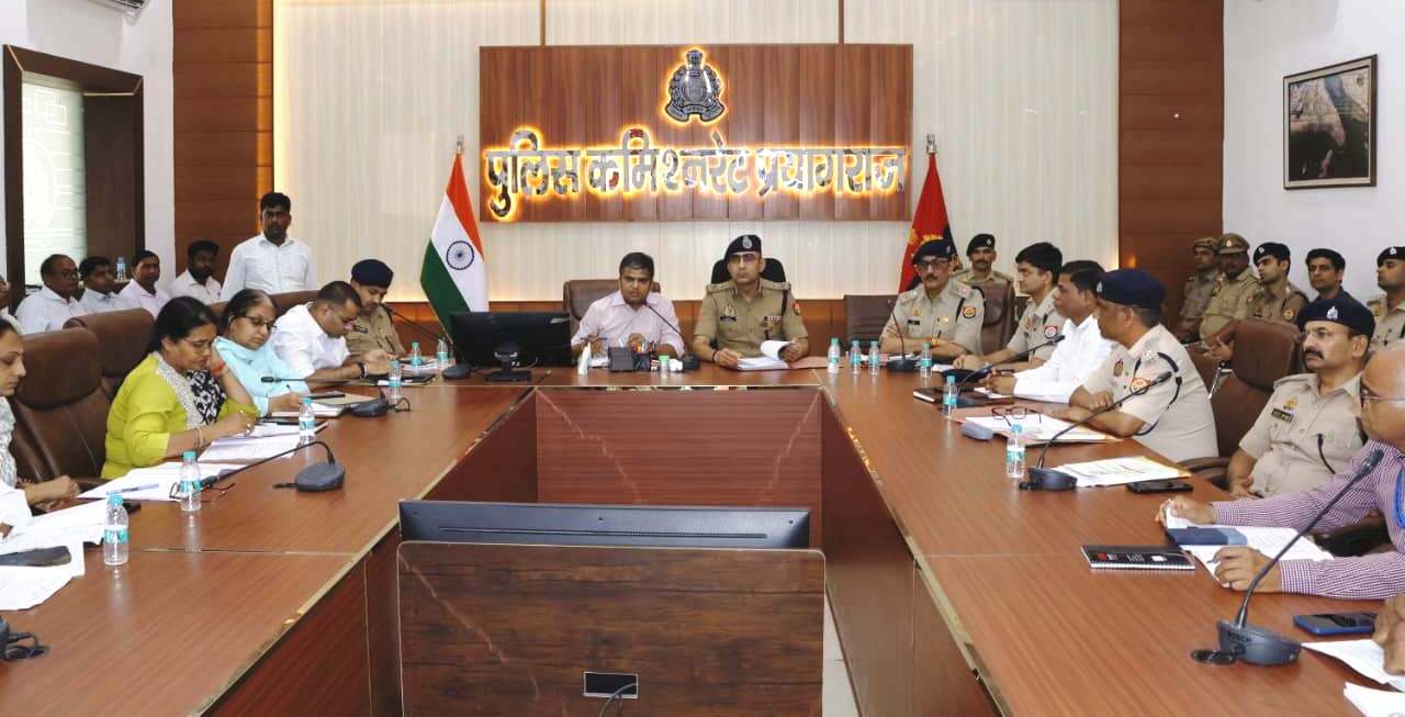 पुलिस आयुक्त प्रयागराज व जिलाधिकारी प्रयागराज द्वारा उत्तर प्रदेश होमगार्ड एनरोलमेंट-2025 की परीक्षा को सकुशल/निर्विघ्न/शुचितापूर्वक एवं शान्तिपूर्ण ढंग से सम्पन्न कराये जाने के सम्बन्ध में रिजर्व पुलिस लाइन्स स्थित त्रिवेणी सभागार में डीब्रीफिंग की गयी
