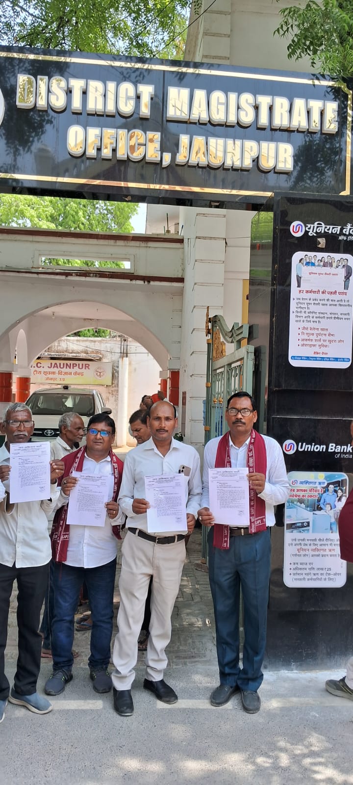 जौनपुर: जन अधिकार पार्टी के तत्वाधान में पदाधिकारी द्वारा राष्ट्रपति को संबोधित ज्ञापन जिला अधिकारी को सौंपा।
