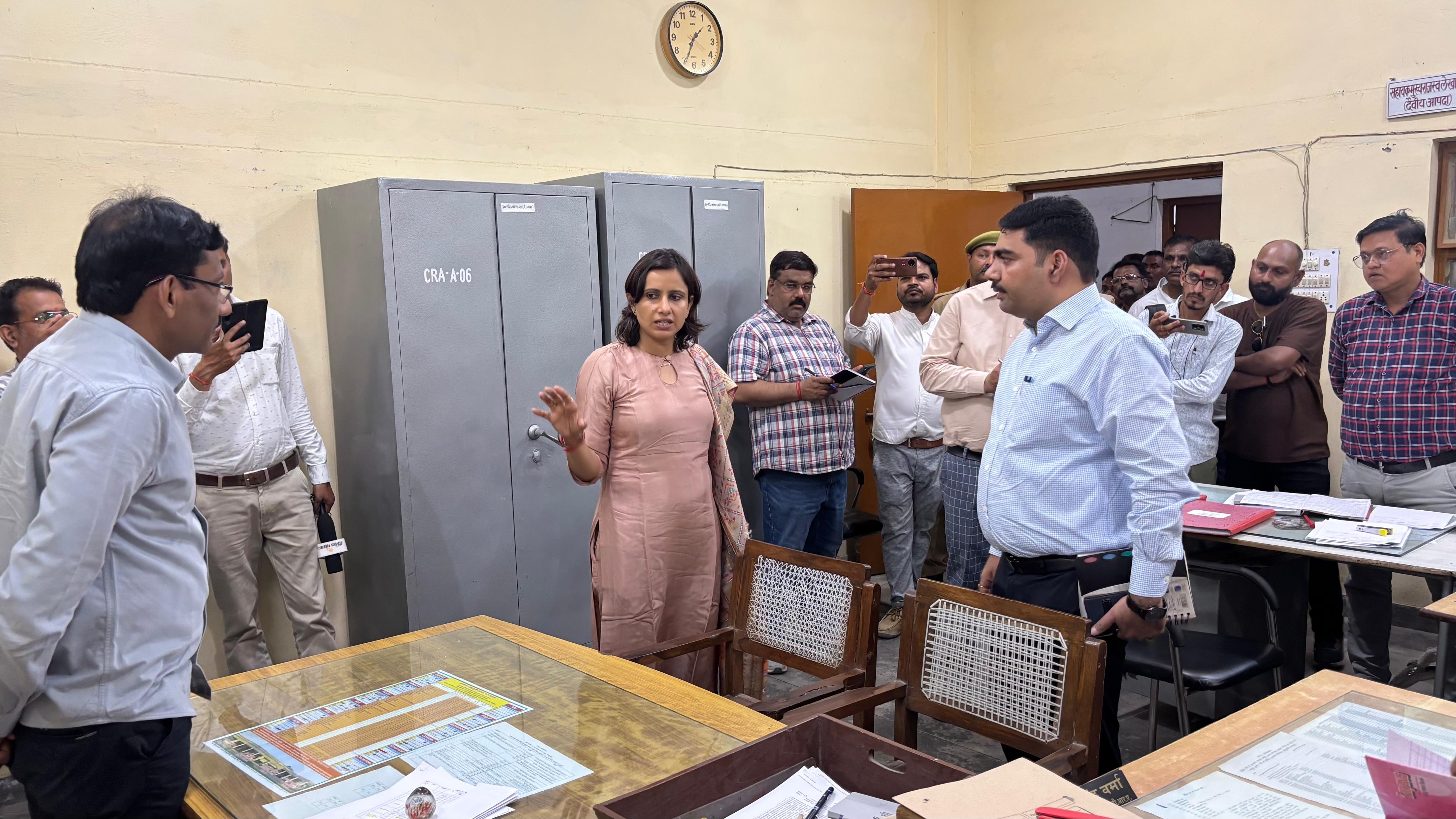 फर्रुखाबाद: कलेक्ट्रेट में डीएम का औचक निरीक्षण, व्यवस्था सुधारने के दिए सख्त निर्देश