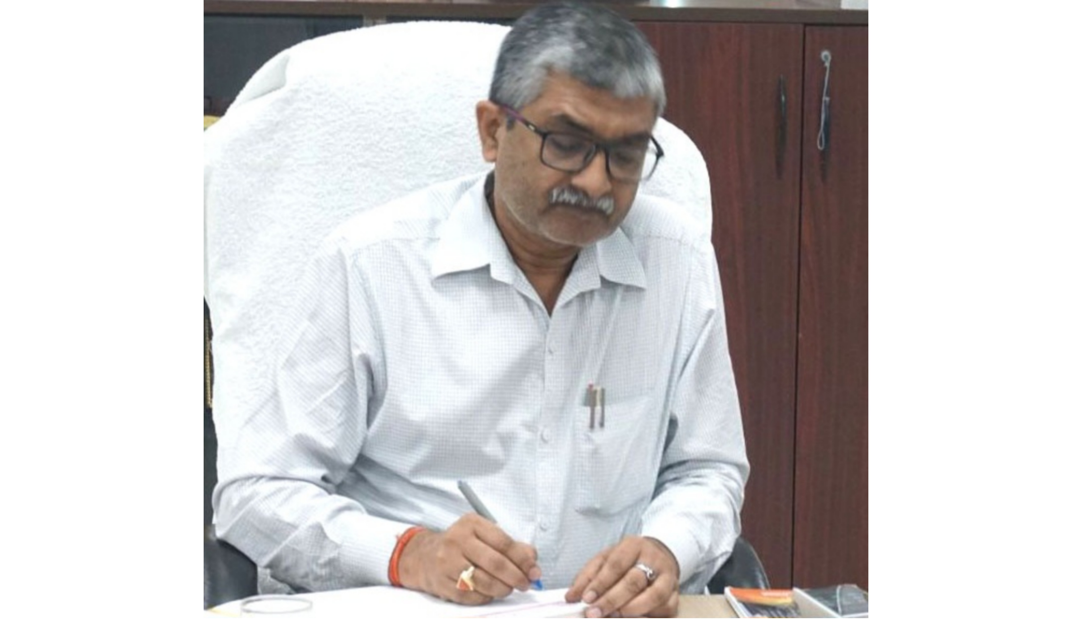 फर्रुखाबाद: फार्मर रजिस्ट्री में लापरवाही पर सख्त कार्रवाई, 54 लेखपालों का डीएम ने रोका एक दिन का वेतन।