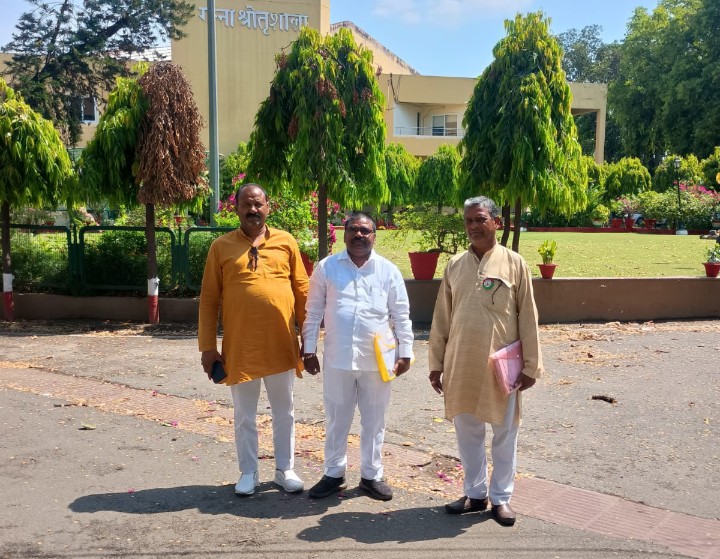 लखीमपुर खीरी : चीनी मिलों का गन्ना भुगतान कराने एवं दर्ज मुकदमों में चार्जशीट लगवाने हेतु प्रदेश की गन्ना आयुक्त को दिया ज्ञापन