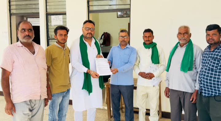 लखीमपुर खीरी : ओलावृष्टि और प्रशासनिक उपेक्षा से बेहाल किसानों ने मुख्यमंत्री को संबोधित ज्ञापन एसडीएम गोला को सौंपा