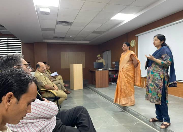 लखीमपुर खीरी : मेडिकल कॉलेज में साइबर सेफ्टी पर जागरूकता कार्यक्रम आयोजित, हेल्पलाइन 1930 की दी जानकारी