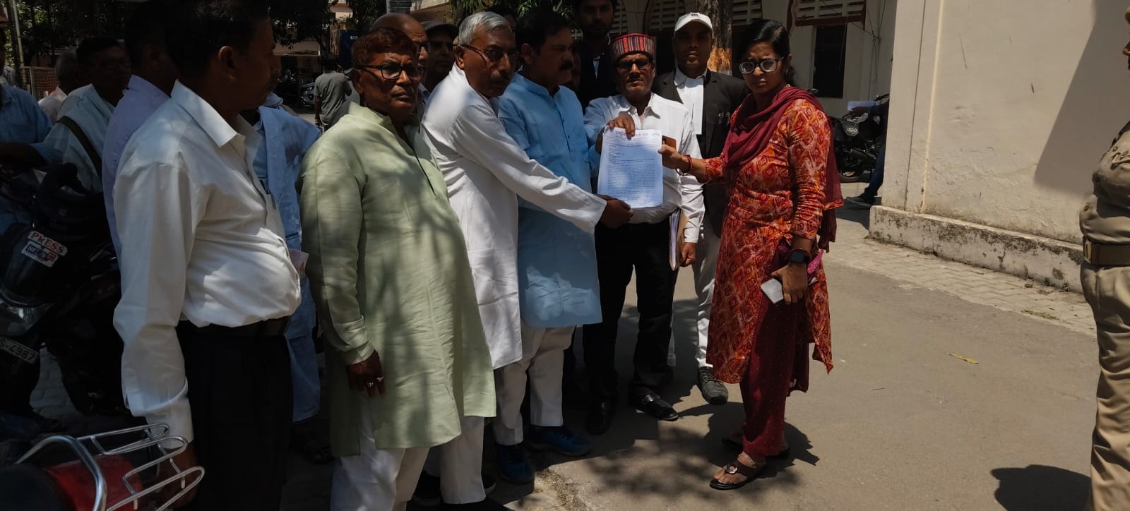 देवरिया:राष्ट्रीय समानता दल के कार्यकर्ताओं ने जिलाध्यक्ष विजय कुमार के नेतृत्व में यूजीसी इक्विटी रेगुलेशन एक्ट 2026 के समर्थन में हजारों लोगों के हस्ताक्षर युक्त ज्ञापन जिलाधिकारी के माध्यम से महामहिम राष्ट्रपति को प्रेषित किया