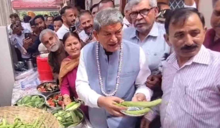 उत्तराखंड : पूर्व सीएम हरीश रावत की तरबूज-खरबूज पार्टी, चखाया सियासी स्वाद