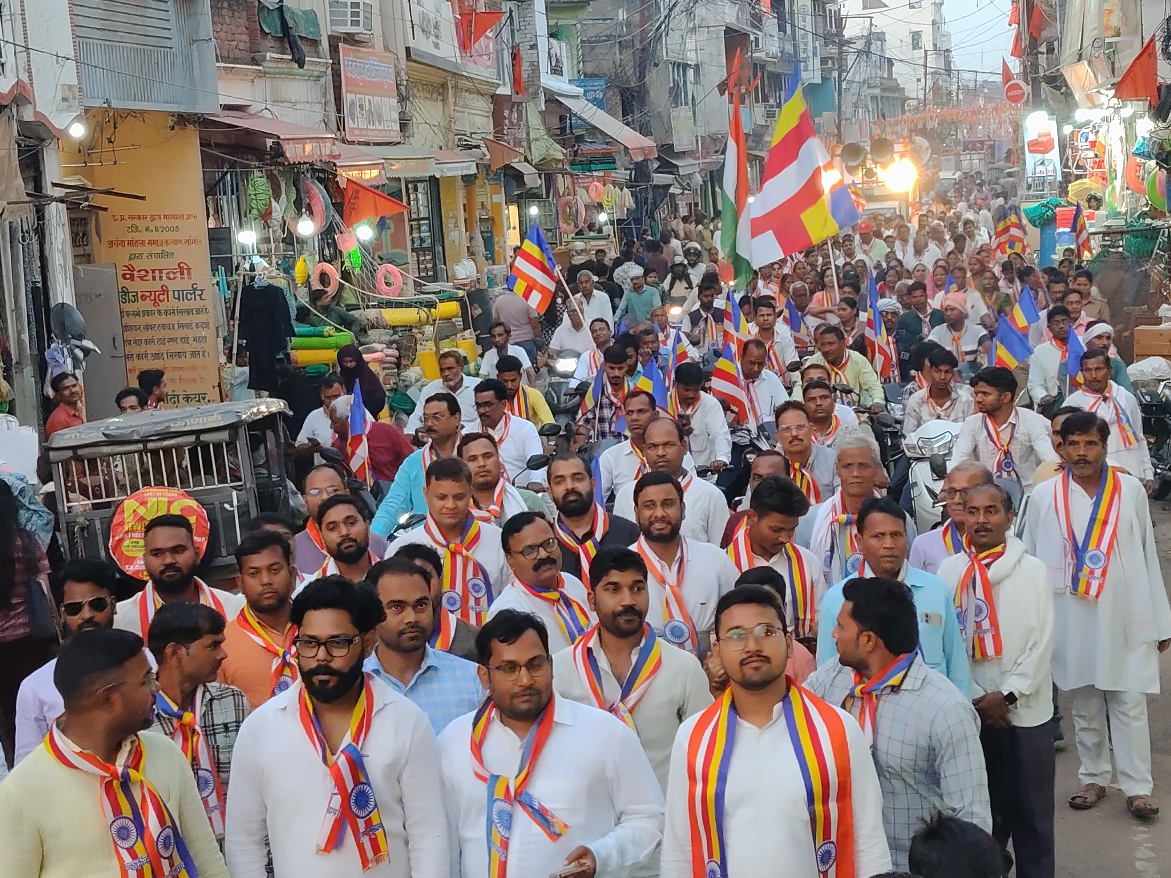 जौनपुर :प्रियदर्शी अशोक मिशन जौनपुर द्वारा बुद्ध पूर्णिमा पर निकाली गयी विशाल शोभा यात्रा