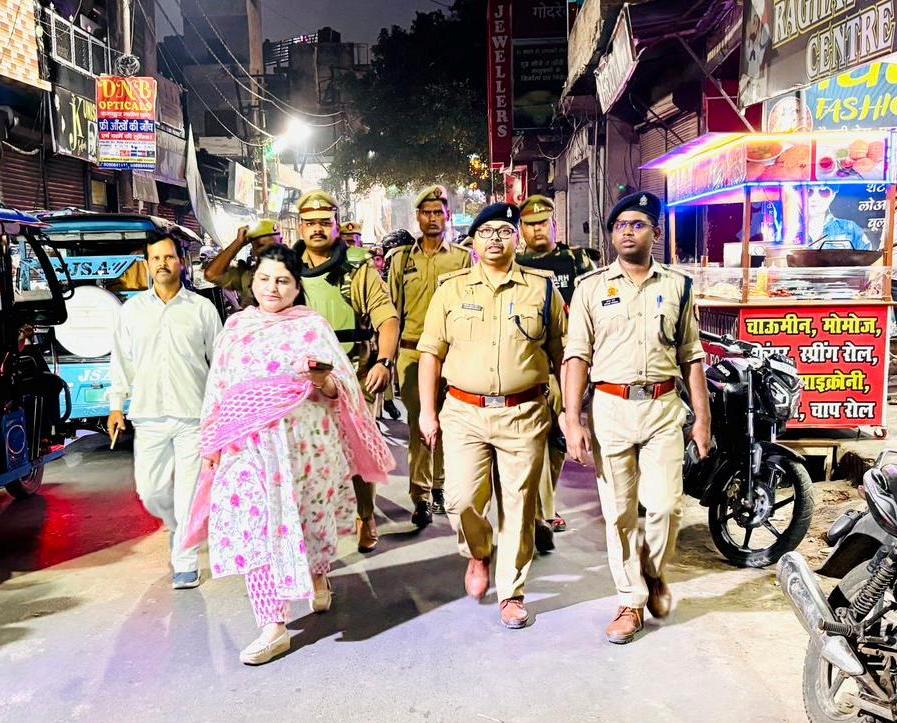 फर्रुखाबाद:आगामी त्योहारों को लेकर फ्लैग मार्च, अधिकारियों ने लिया सुरक्षा व्यवस्था का जायजा