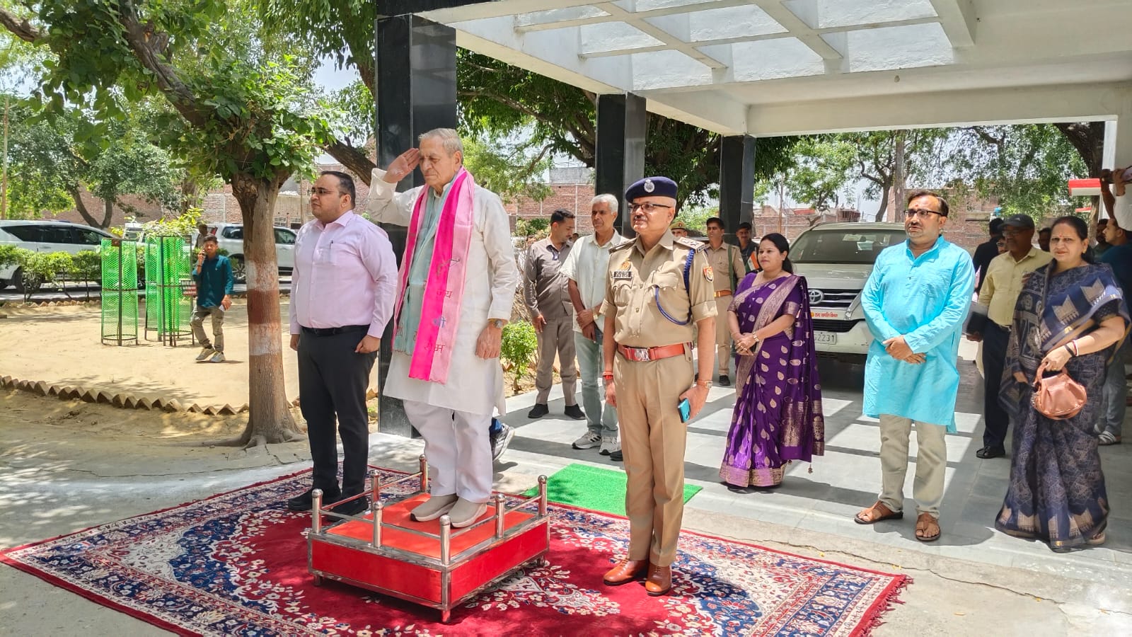 कासगंज :मंत्री लक्ष्मी नारायण चौधरी ने कहा जनकल्याण कारी योजनाओं समय से गुणवत्तापूर्वक निपटाएं
