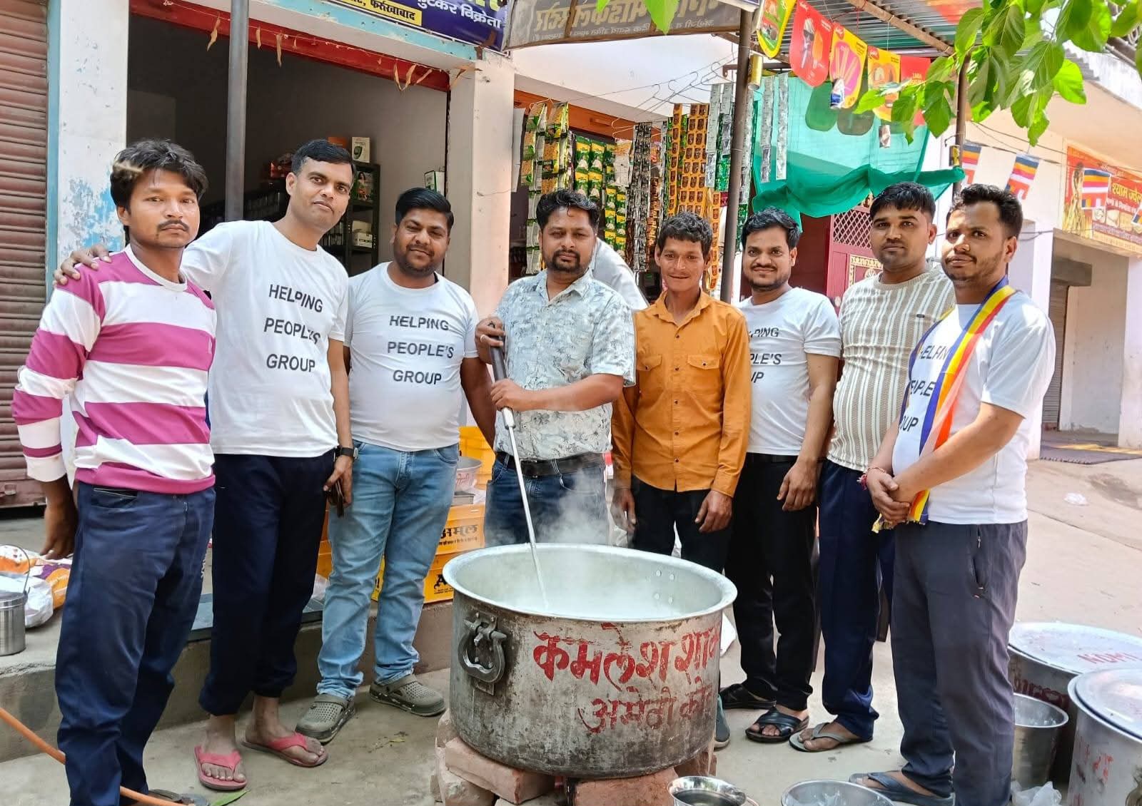 फर्रुखाबाद: अमेठी कोहना में बुद्ध पूर्णिमा पर खीर वितरण, सामाजिक समरसता का संदेश