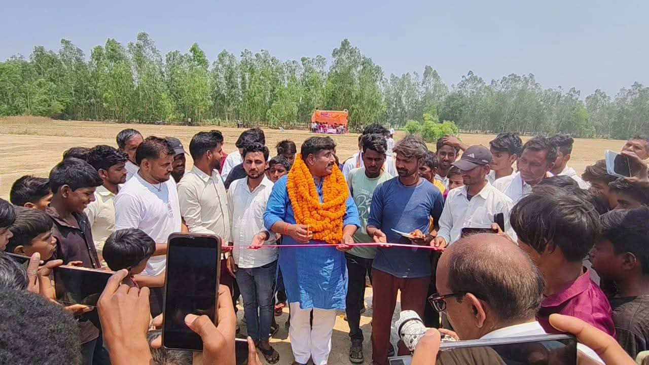 बरेली - समाजसेवी डॉ. जीराज यादव ने अमरौली में टूर्नामेंट का किया उद्घाटन
